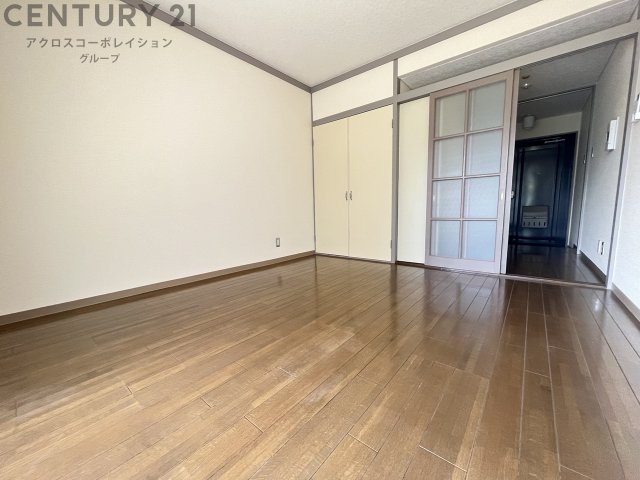 居室・リビング　床色が明るい色合いで、とてもきれいです。