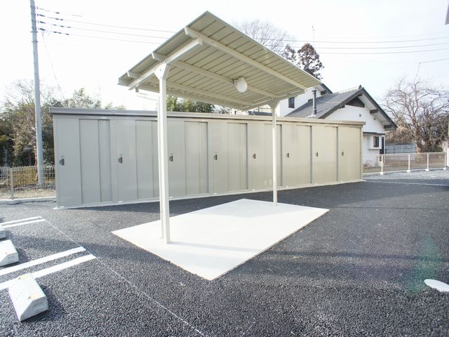 その他共有部分　屋根付きの駐輪場と外物置があります♪