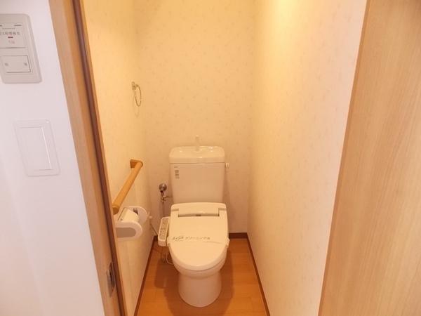 トイレ　写真は同タイプの別のお部屋のものです。