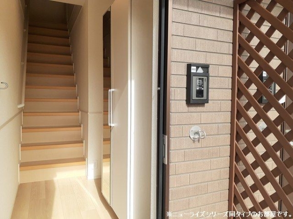 玄関　※参考写真　同建築メーカー施工の同間取完成他物件のものです。