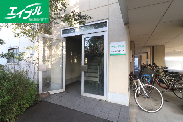 エントランス　駐車場