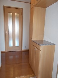 玄関　こちらの物件はMODE不動産なら割引対象の１部屋です。