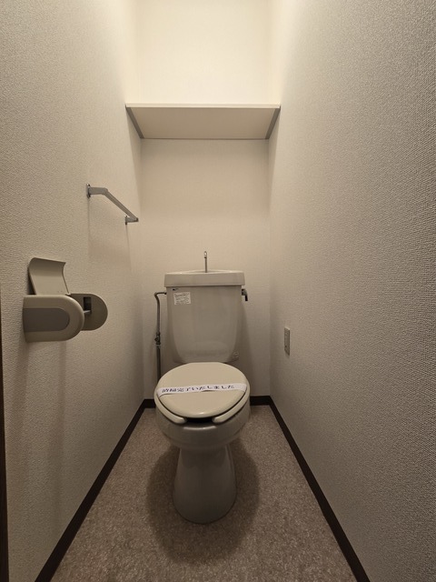 トイレ　別号室の写真です。