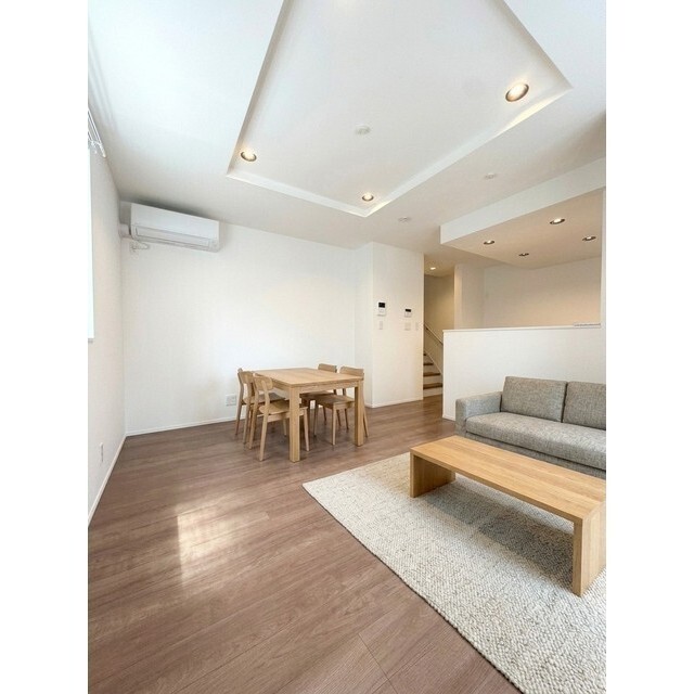 居室・リビング　家具・調度品等に関しては実際の賃貸住宅には含まれません。