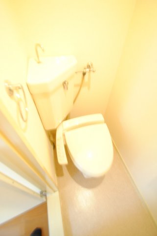トイレ　快適な温水洗浄便座トイレです