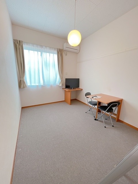 レオパレス九番町の居間写真