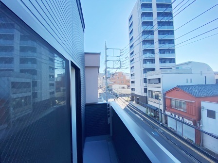 バルコニー　陽当たり良好なバルコニーです