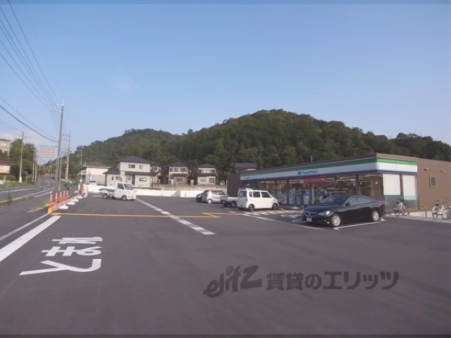 コンビニ　ファミリーマート園部小山西町店（コンビニ）まで220m