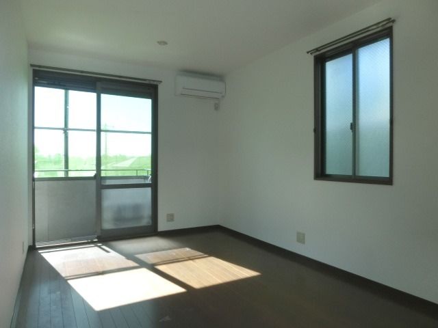 居室・リビング　２面採光の明るいお部屋です