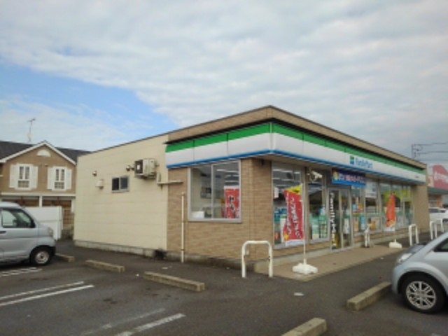 コンビニ　ファミリーマート（コンビニ）まで300m