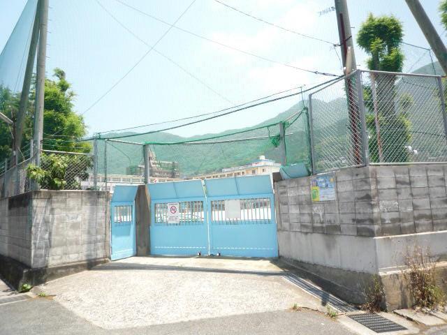 中学校　霧丘中学校（中学校）まで640m