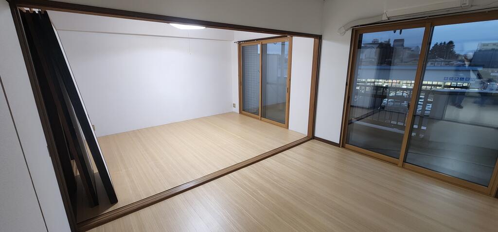 アルフェックスビルの居間写真