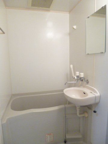 バス・シャワールーム　※同タイプの別のお部屋です。