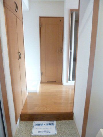 玄関　※同タイプの別のお部屋です。