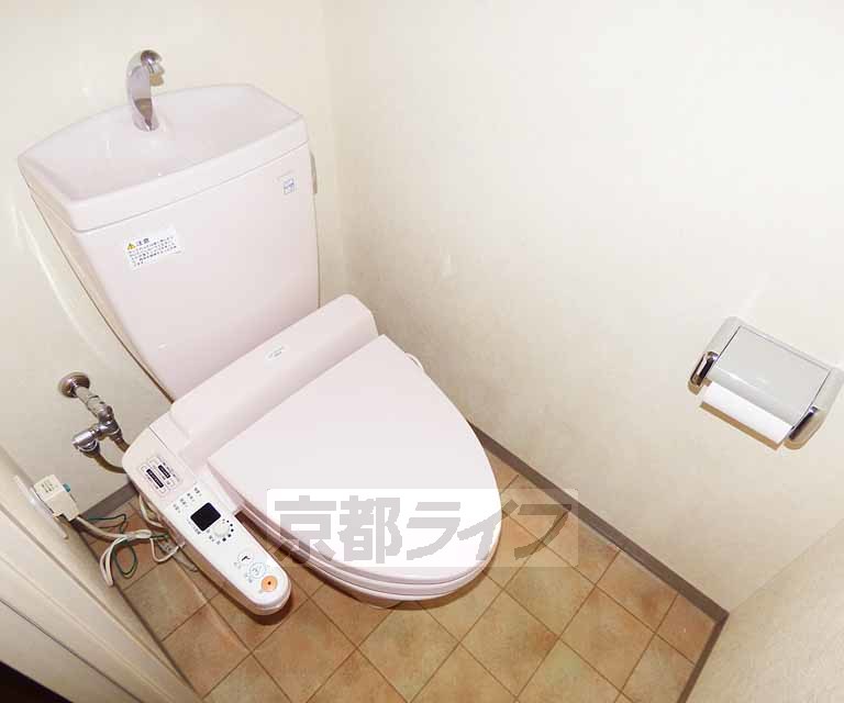 トイレ　トイレ横に収納あります。