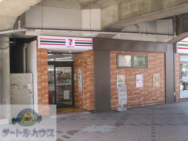 コンビニ　セブンイレブンハートインJR忍ヶ丘駅改札口店（コンビニ）まで151m