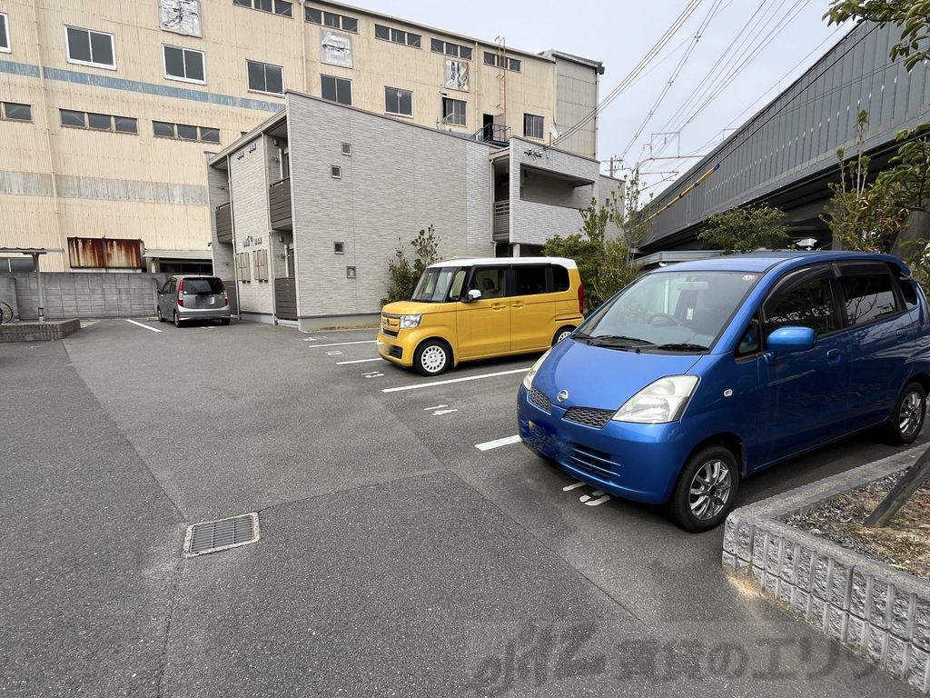 【レオパレスパーシモン　辻子の駐車場】