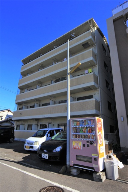 【松山市土居田町のマンションの建物外観】