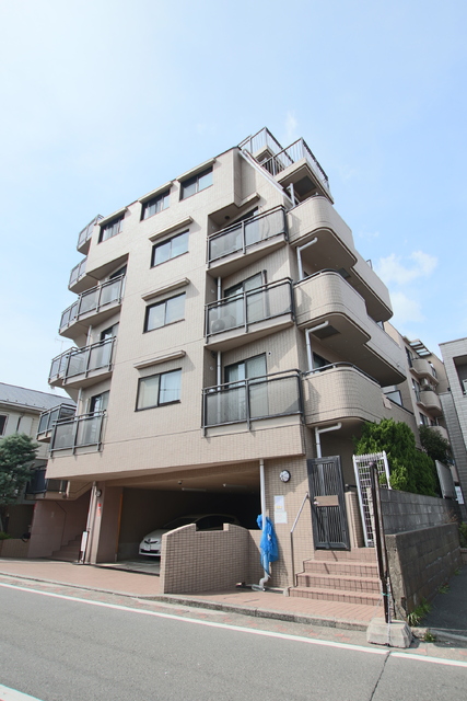 横浜市南区唐沢のマンションの建物外観