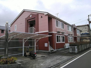 松山市吉藤のアパートの建物外観