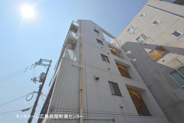 広島市中区東千田町のマンションの建物外観