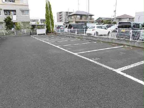 【レオパレスエスト　アベニューの駐車場】