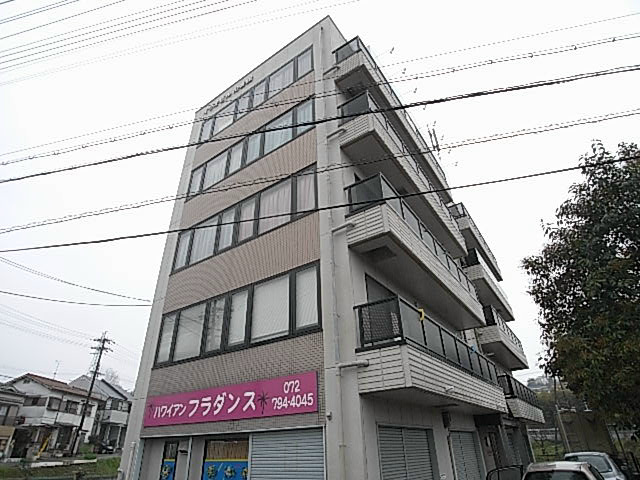 川西市東畦野のマンションの建物外観