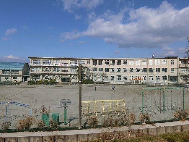 【大垣市小泉町のアパートの小学校】