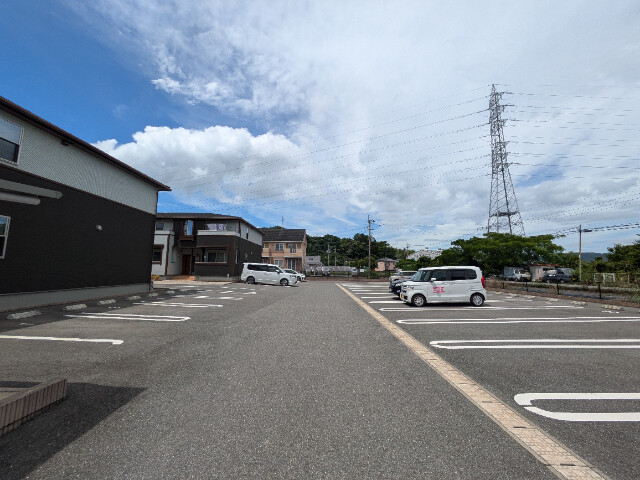 【カーサ　ラフィネ　IIの駐車場】