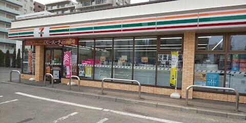 【ラ・クラッセ札幌大通ウエストのコンビニ】