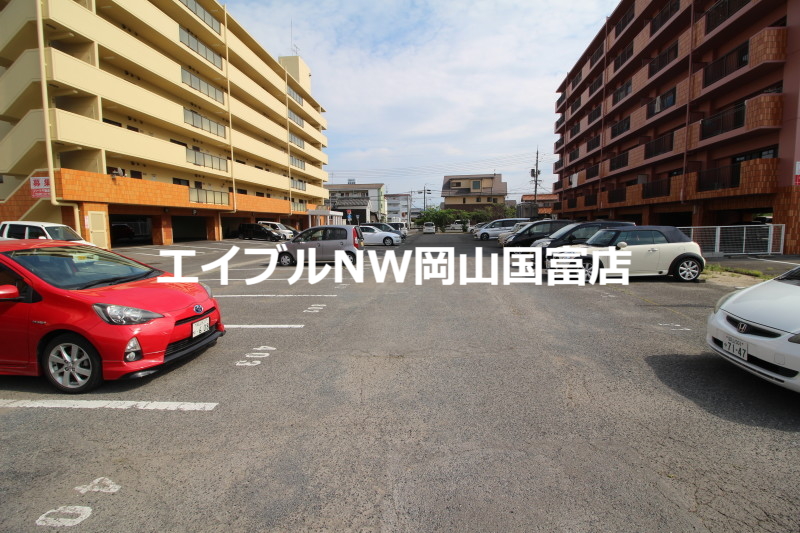 【ネクスト倉田　西館の駐車場】