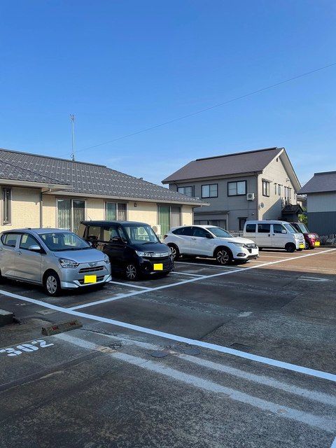 【長岡市三和のマンションの駐車場】