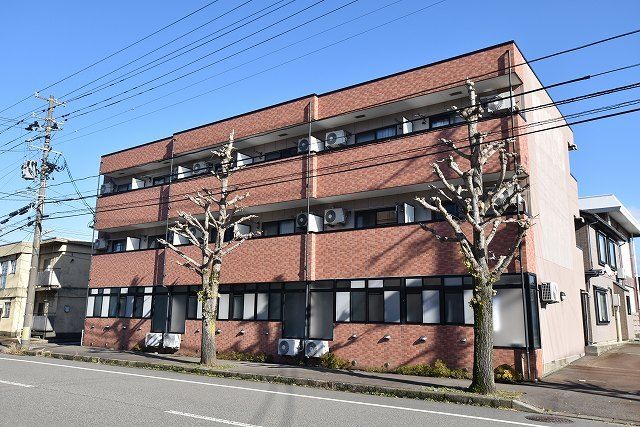 【長岡市三和のマンションの建物外観】