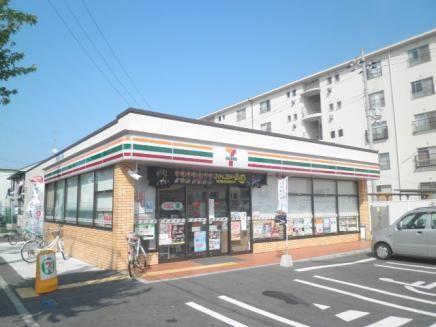 コンビニ　セブンイレブン泉大津東助松町店（コンビニ）まで742m