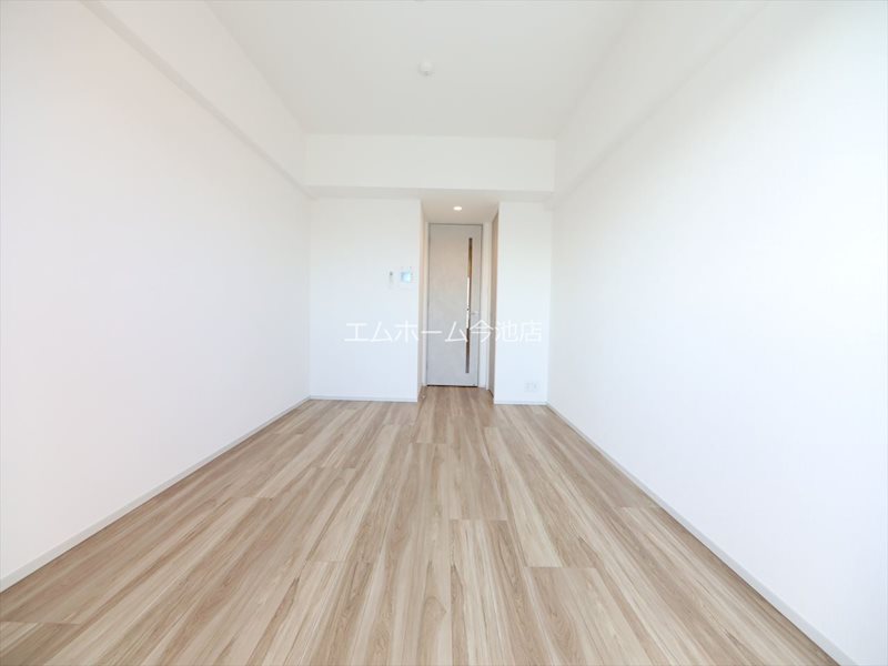 その他　洋室8.2帖　エアコン付　収納充実　南向バルコニー