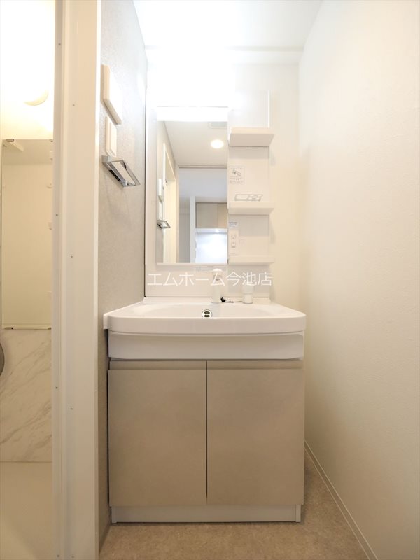 洗面設備　脱衣所　独立洗面台（シャンプードレッサー付）