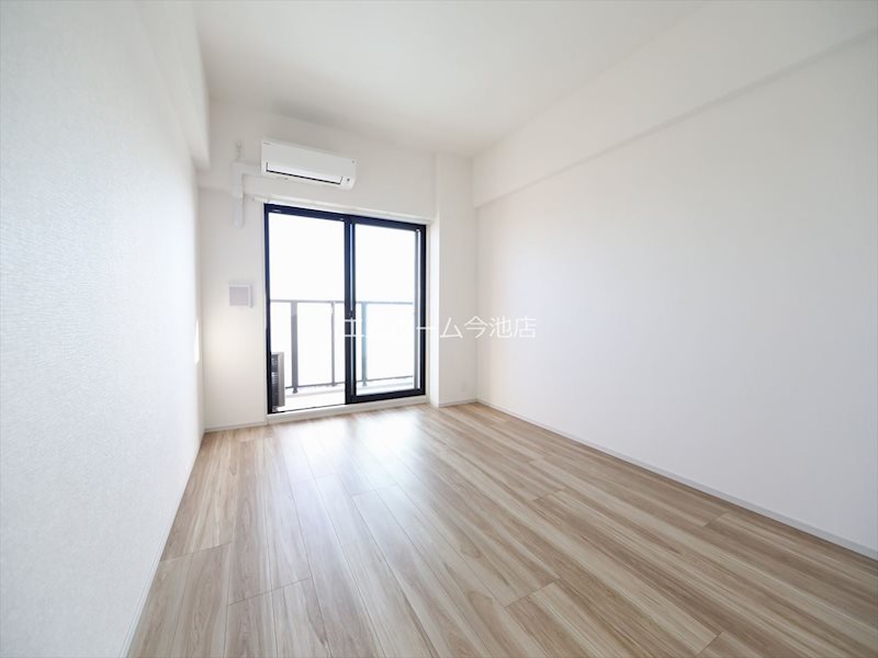 バルコニー　洋室8.2帖　エアコン付　収納充実　南向バルコニー