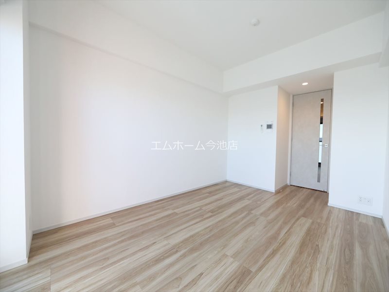 居室・リビング　洋室8.2帖　エアコン付　収納充実　南向バルコニー