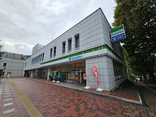 コンビニ　ファミリーマート多摩センター駅南（コンビニ）まで64m