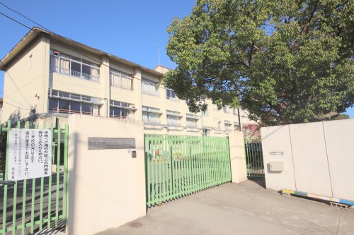 小学校　奈良市立朱雀小学校（小学校）まで230m