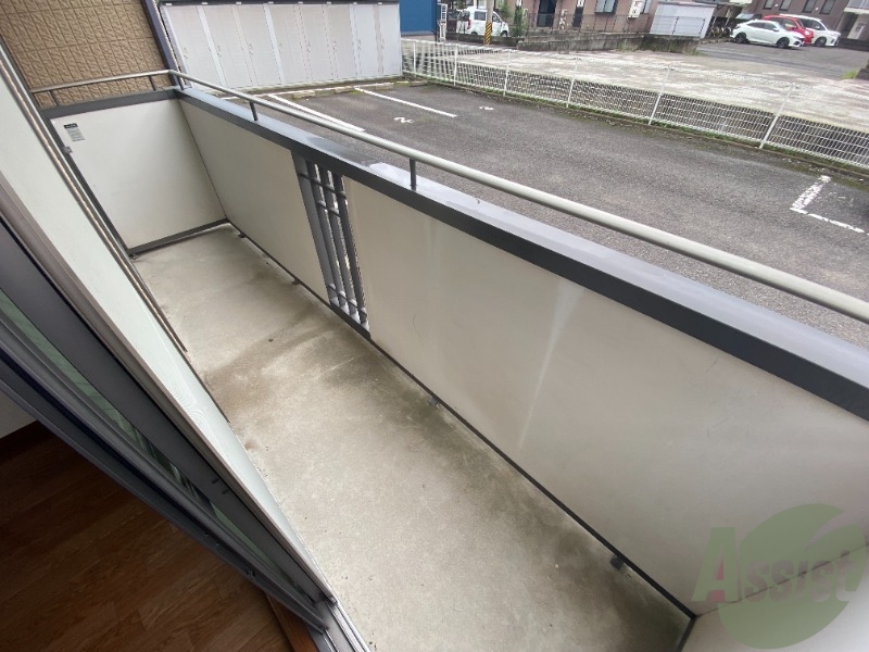 バルコニー　バルコニースペースも広く、洗濯物も問題なく干せそうですね。