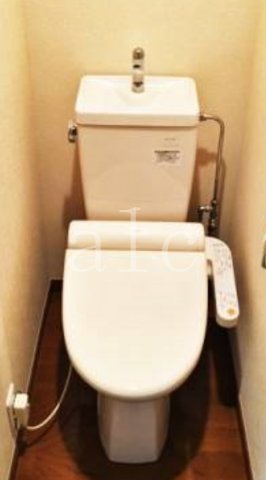 トイレ　落ち着いた色調のトイレです