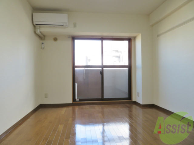 居室・リビング　陽の光が差し込む明るいお部屋は気持ちが良いですね。