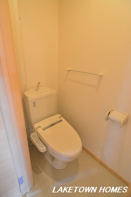 トイレ　収納があり温水洗浄便座付のトイレです。