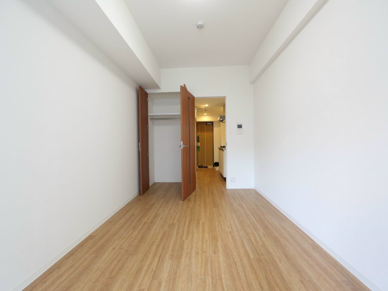 居室・リビング　洋室8.2帖  クローゼット付（収納充実してます）