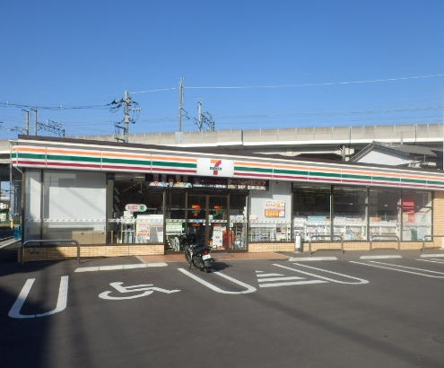 コンビニ　セブンイレブン さいたま鹿手袋３丁目（コンビニ）まで321m