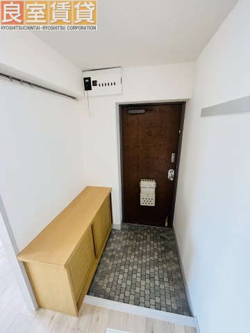 玄関　※このお写真は同物件の別のお部屋のお写真です。現状優先