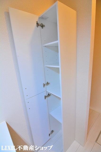 その他部屋・スペース　洗面スペースにも収納があります。