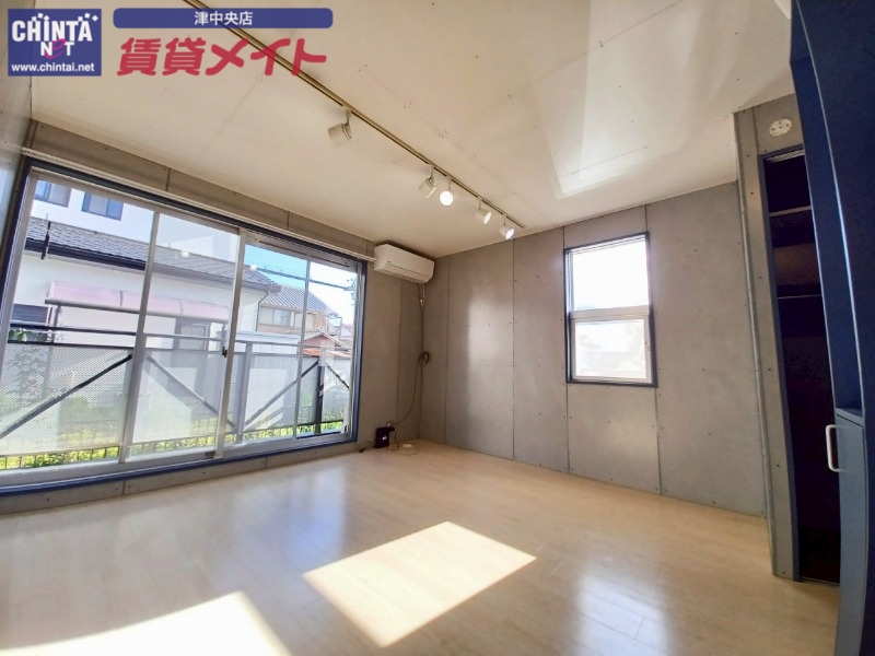 居室・リビング　別部屋参考写真です。