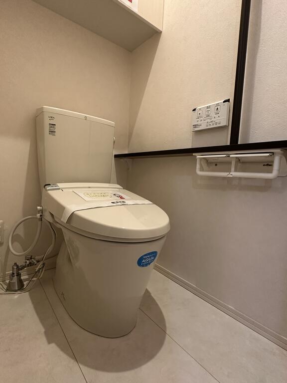 トイレ　※写真は106号室のものです